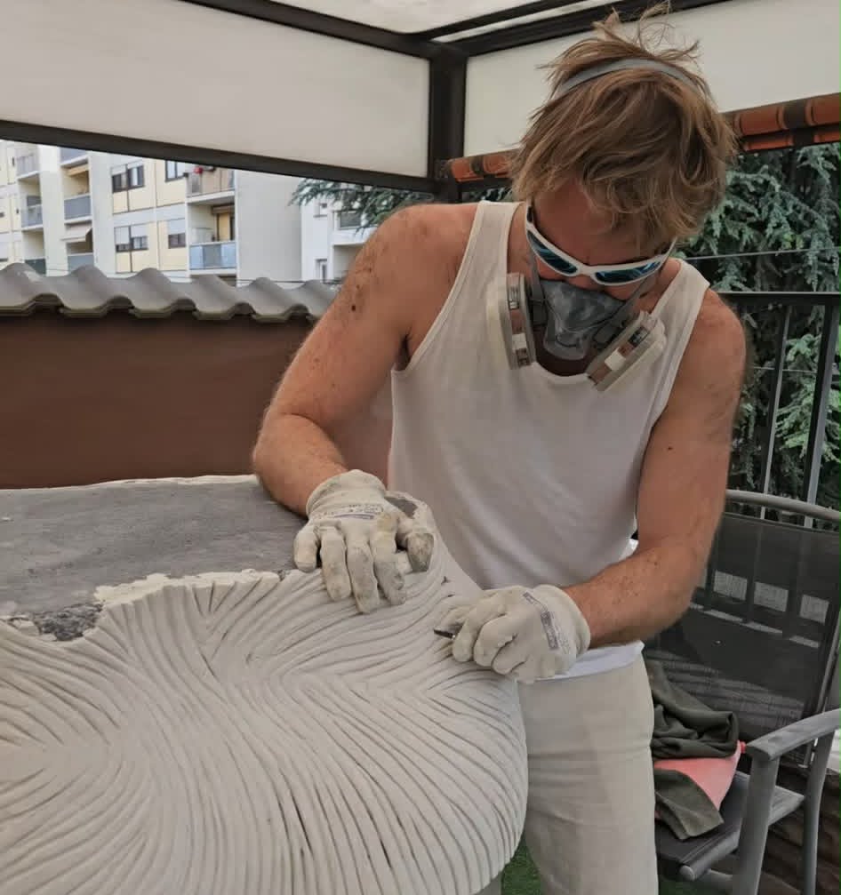 Étape 3 : sculpture de la roche outil par outil, au masque