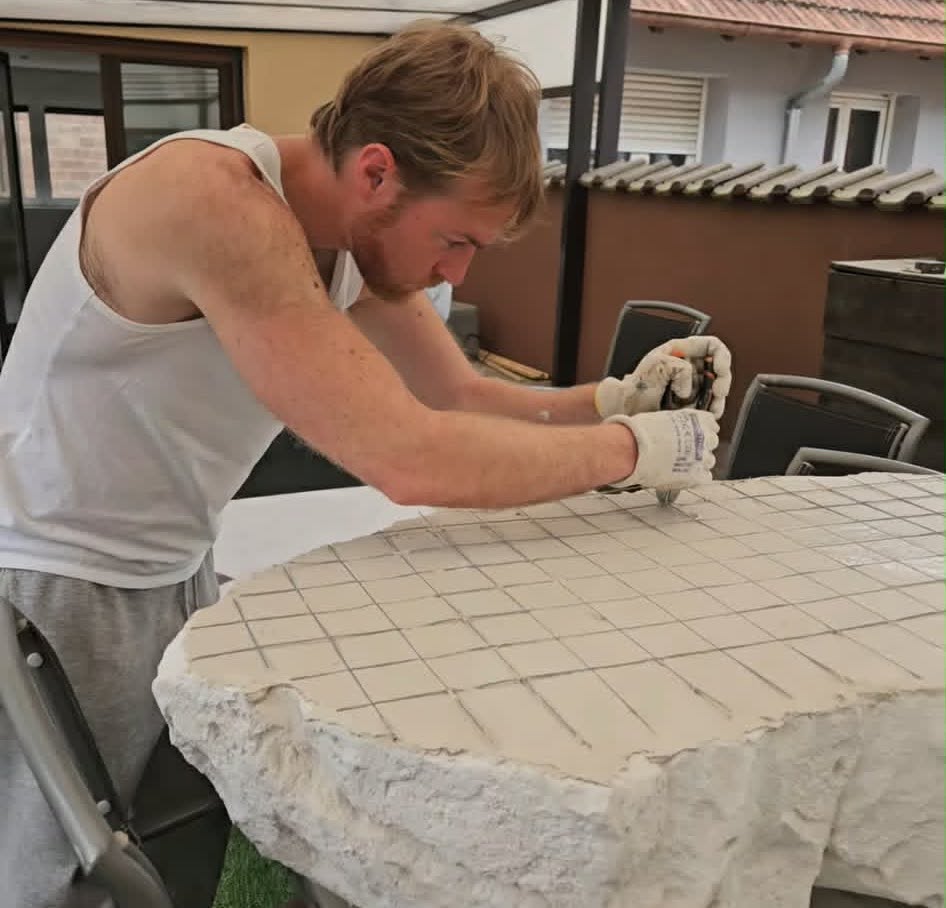 Louis Michel traçant et marquant la surface d'une pièce avant sculpture