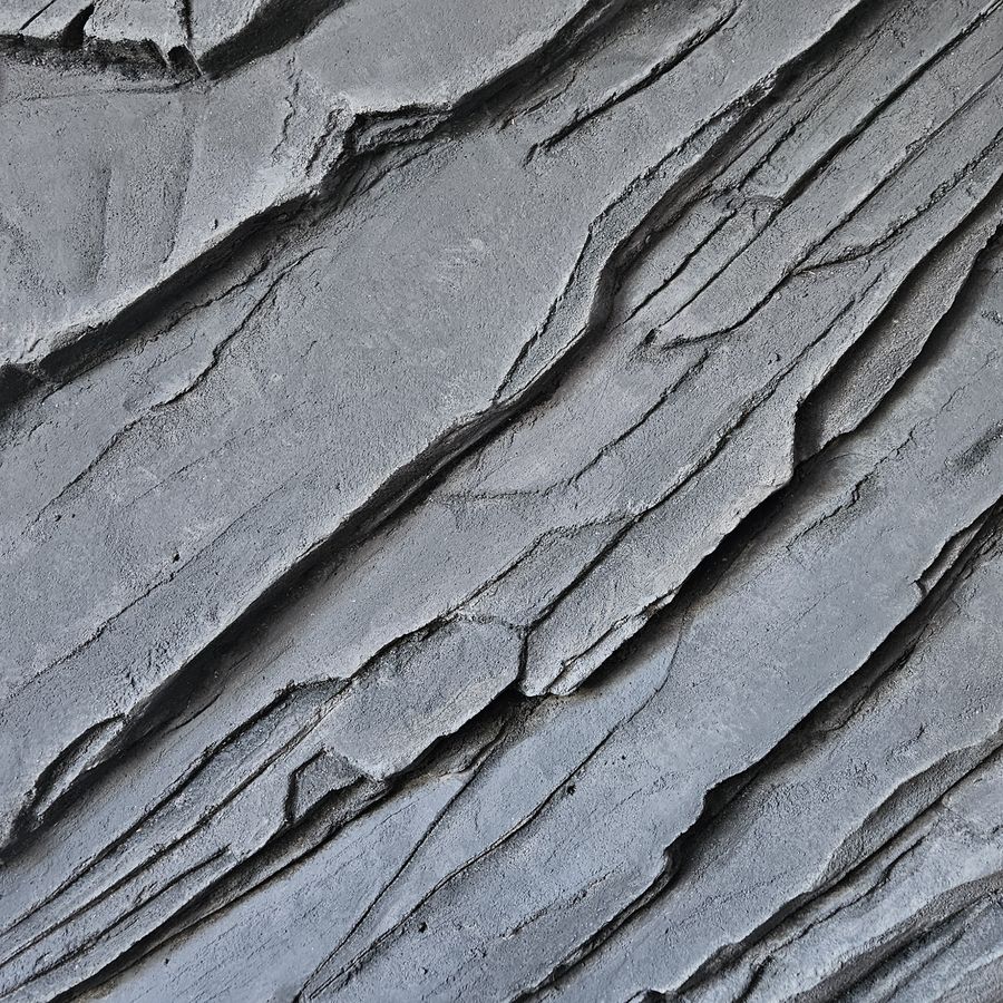 Parement mural effet ardoise feuilletée sculpté à la main, feuilletage oblique et arêtes vives anthracite
