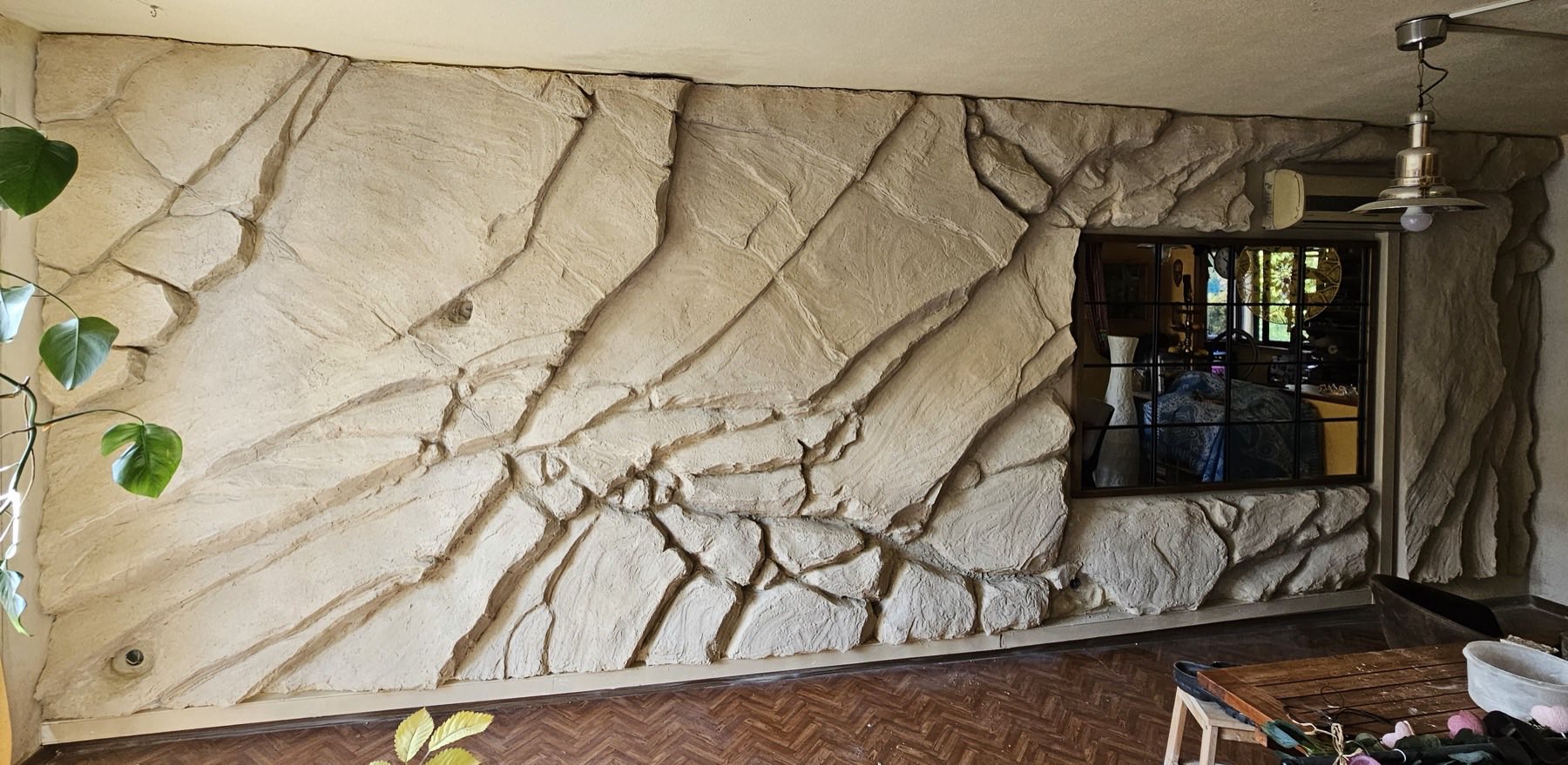 Mur de salon effet roche travertin sculpt&eacute; &agrave; la main sur 5,60 m&egrave;tres, une seule surface continue sans joint