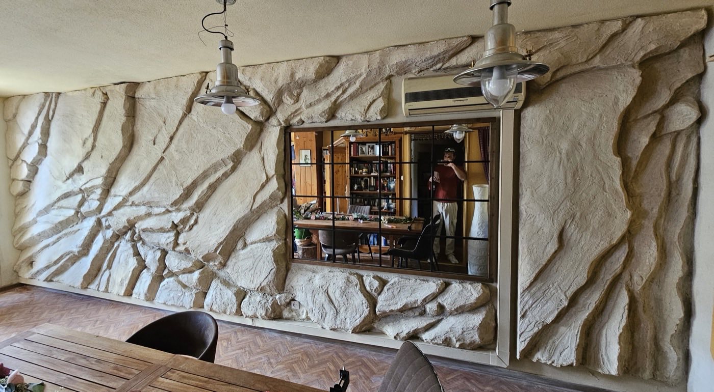 Le miroir et les suspensions du client repos&eacute;s sur le mur effet roche, prises et climatiseur contourn&eacute;s