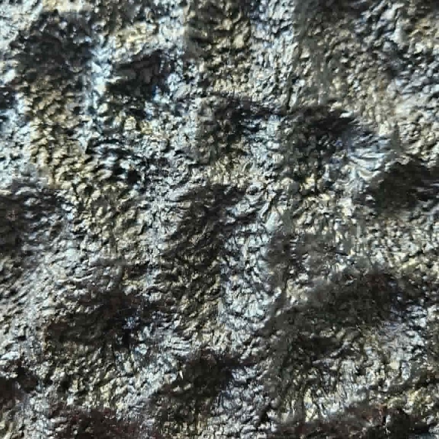 &Eacute;chantillon r&eacute;el de parement effet m&eacute;t&eacute;orite sculpt&eacute; &agrave; la main, cro&ucirc;te grenue argent&eacute;e sur fond brun sombre