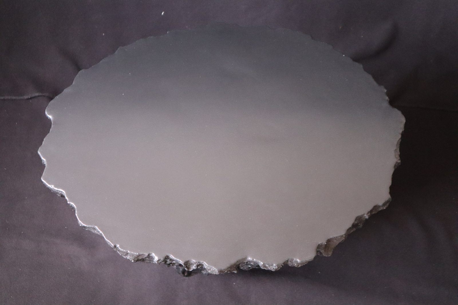 Table basse Obsidienne, effet roche volcanique noire sculptée à la main — détail 3