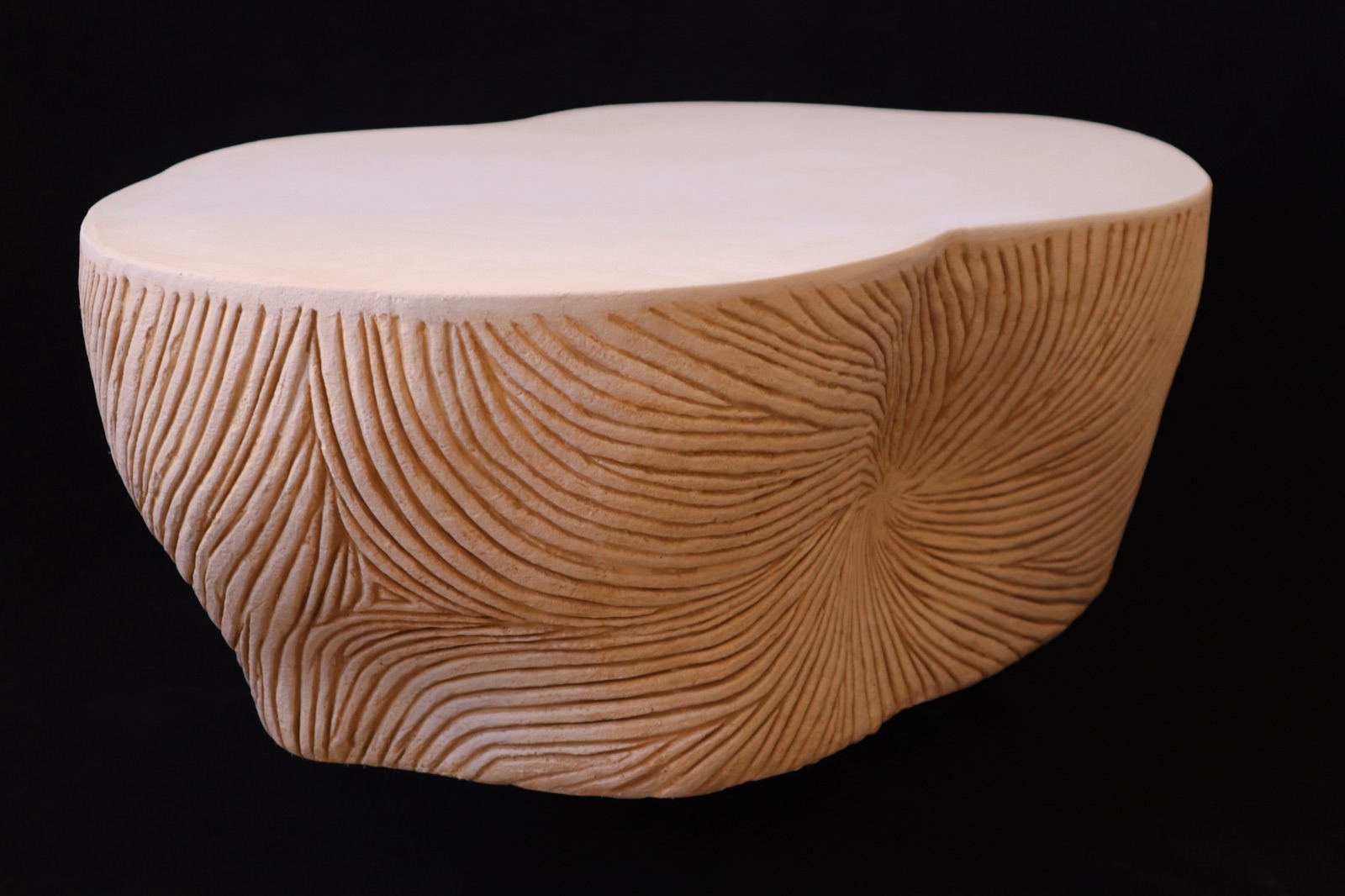 Table basse Spirale, plateau et stries concentriques sculptées à la main — vue de trois quarts