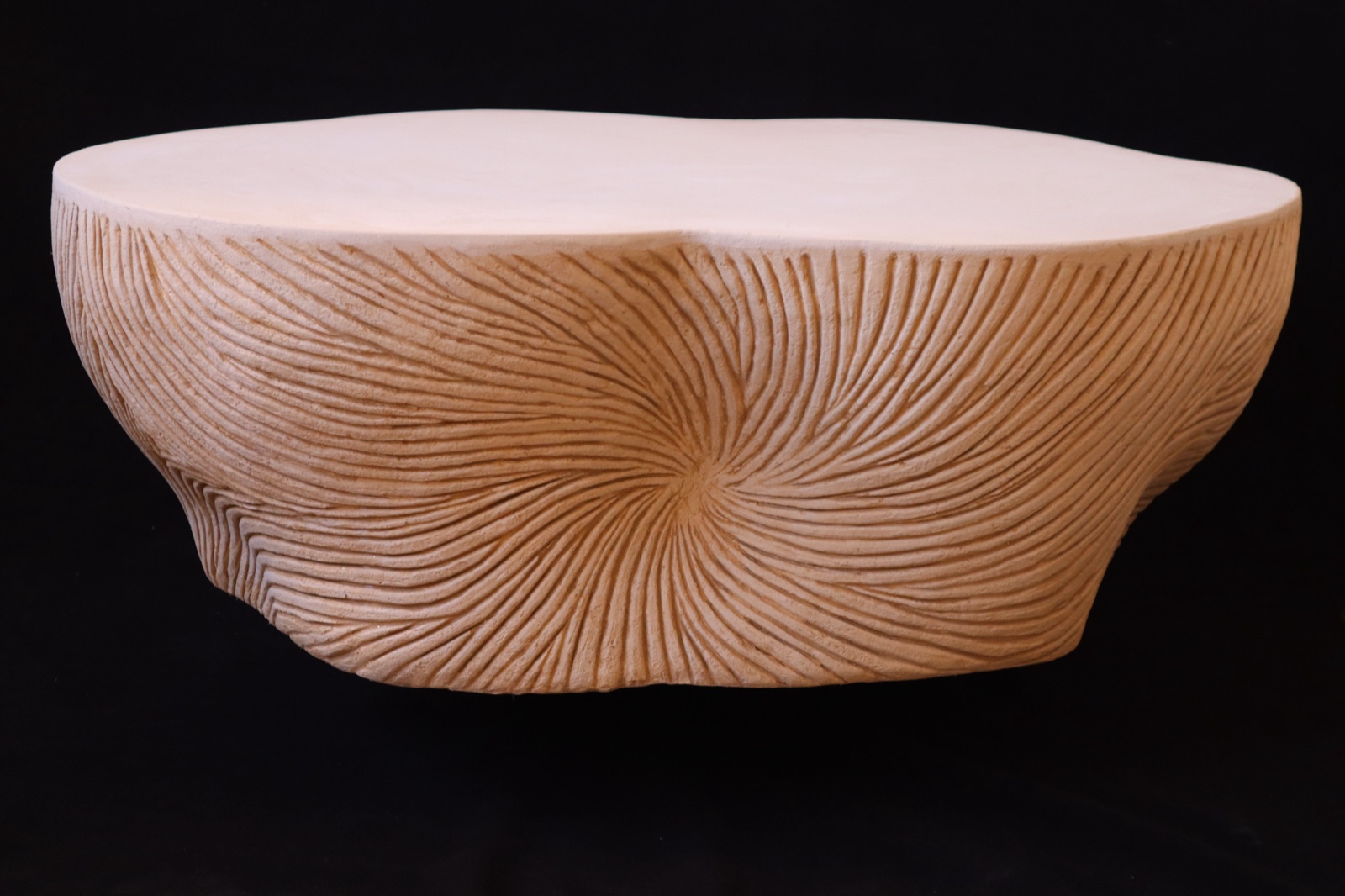 Table basse Spirale, vortex central des stries sculptées à la main — détail