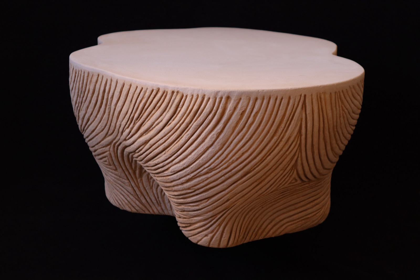 Table basse Spirale, flux des stries sculptées à la main — vue de profil