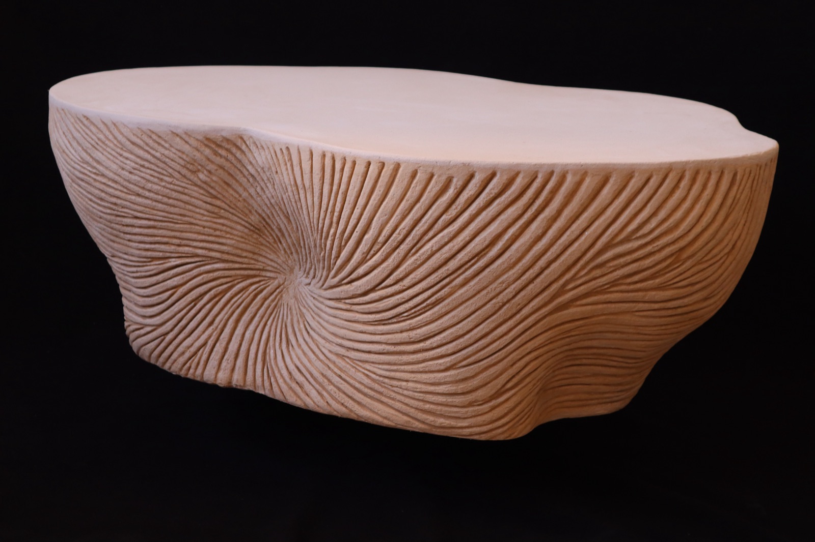Table basse Spirale, centre en spirale sculpté à la main — vue de face