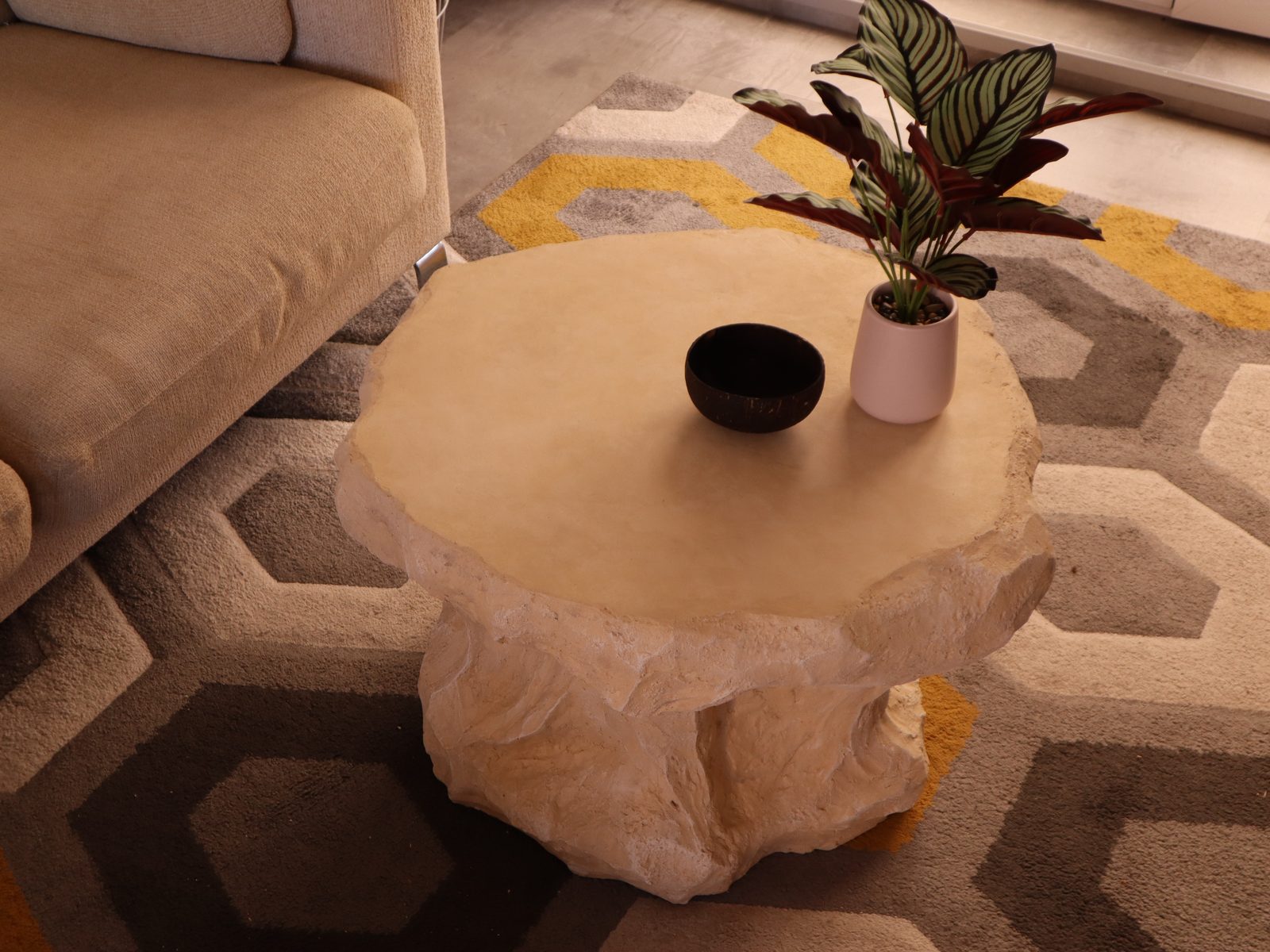 Table d'appoint sculptée vue en plongée, plateau rond aux contours organiques