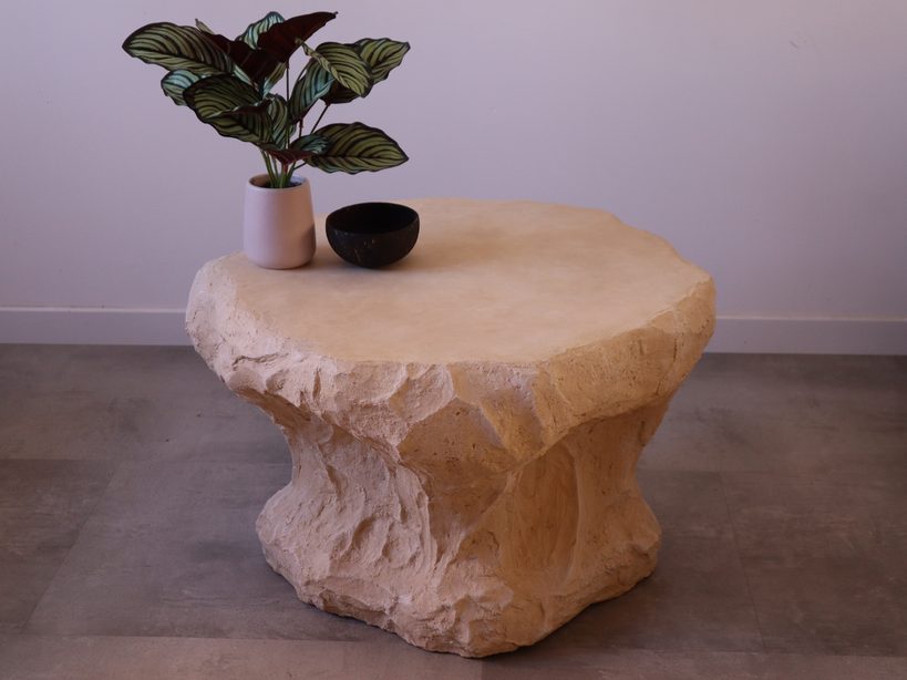 Table d'appoint effet travertin sculptée à la main, dans un salon