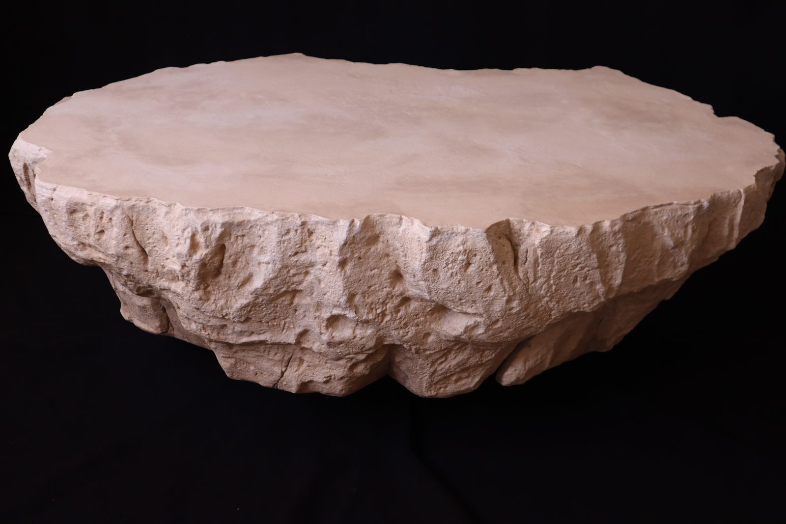 Table basse Travertin, effet roche calcaire sculptée à la main — détail 1