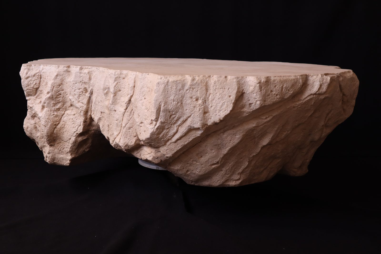 Table basse Travertin, effet roche calcaire sculptée à la main — détail 3